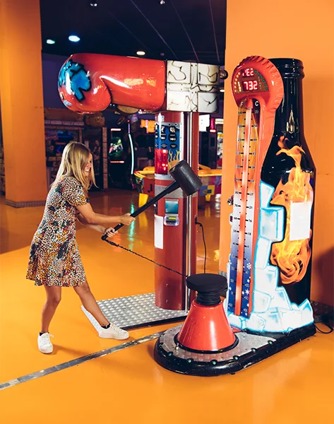 Frau spielt an einem gemieteten Automaten