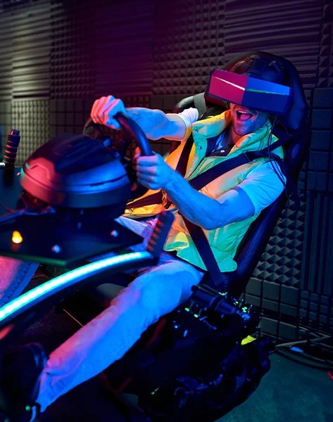 Mann trägt eine VR-Brille und spielt ein VR-Spiel